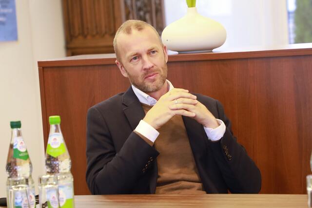 "Wir werden künftig mit Adidas, Hauptsponsor NÜRNBERGER Versicherung und Ärmelpartner Exasol in einem rein fränkischen Trikot auflaufen." – Niels Rossow – | Foto: Jürgen Friedrich