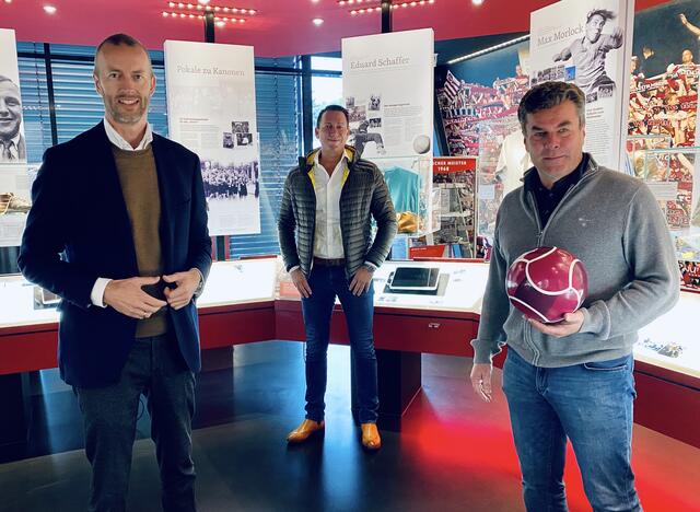 Treffen mit passendem Abstand zum exklusiven Doppelinterview in der Club-Zentrale am Valznerweiher: FCN-Finanzvorstand Niels Rossow (links) und Club-Sportvorstand Dieter Hecking (rechts) stellen sich den Fragen von MarktSpiegel-Chefredakteur Peter Maskow (Hintergrund). | Foto: Jürgen Friedrich