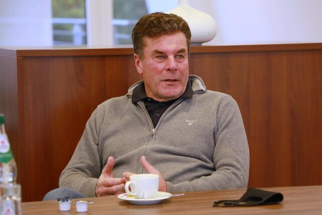 "Ich schließe Marek Mintal als Cheftrainer nicht aus. Ich sehe, wie engagiert er arbeitet. Man kann ihm diesen Sprung zutrauen."
 – Dieter Hecking –  | Foto: Jürgen Friedrich