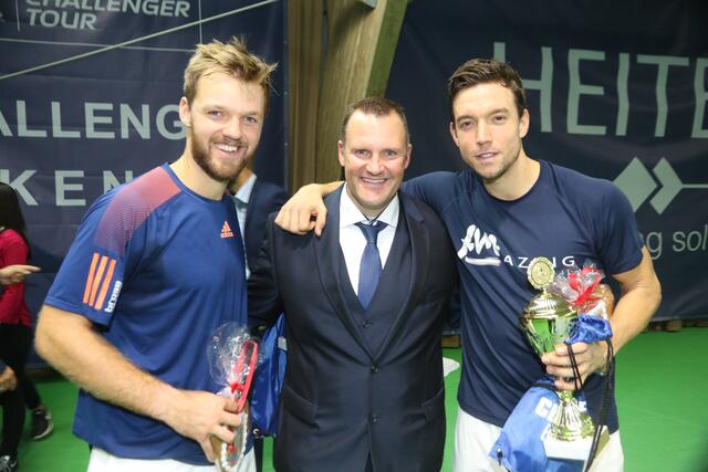 Turnierdirektor Marcus Slany (Mitte) mit Kevin Krawietz (li.) und Andreas Mies, die nach dem Sieg 2019 in Eckental die French Open 2019 gewinnen konnten. | Foto: Jac Lee