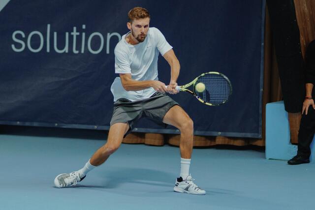Der Kölner Oscar Otte sagt: „Ich konnte in der coronabedingten Auszeit viel an meinen körperlichen Defiziten arbeiten. Am wohlsten fühle ich mich zwar auf der roten Asche, aber mit meinem Aufschlag ist in Eckental bestimmt auch alles möglich.“ | Foto: Jac Lee