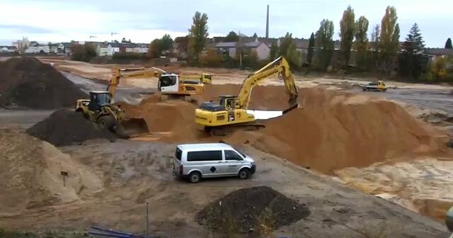 Arbeiten an den Erdwällen. | Foto: Polizei Mittelfranken