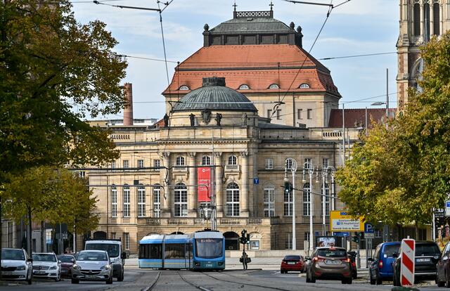 Blick auf das Opernhaus im Zentrum von Chemnitz.  | Foto: Hendrik Schmidt/dpa-Zentralbild/dpa