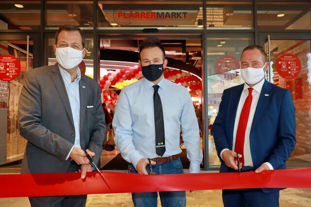 Der PLÄRRERMARKT wird eröffnet: Stefan Sahr (Regional Manager CEV Handelsimmobilien), Christopher Treuheit (Marktleiter EDEKA) und Christian Albrecht (Leiter Center Management CEV Handelsimmobilien).