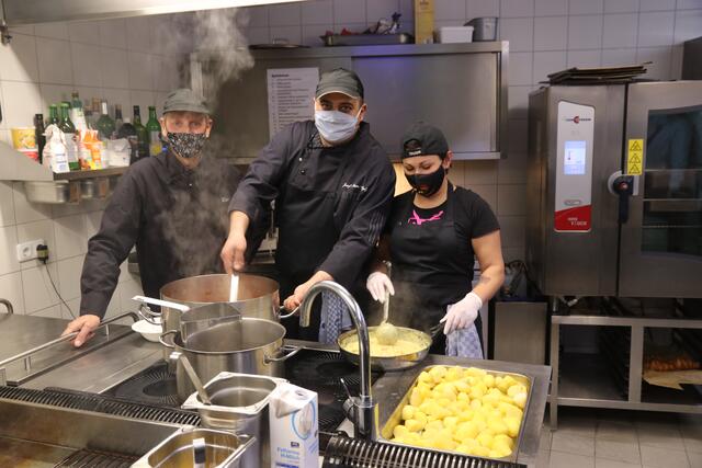Pächter und Küchenchef Bernhard Rings (li.), Koch Josef und Gattin & Küchenhilfe Gulnaz Mama Ogly.