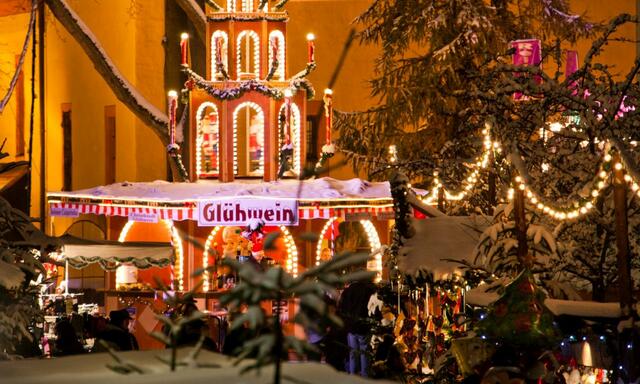 Eine „Weihnachtsinsel“ ist der Platz der Weihnachtspyramide vor der Kaiserpfalz in der Sattlertorstraße.