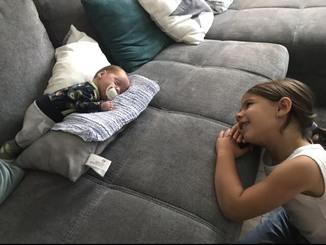 Die stolze große Schwester passt auf.  | Foto: Familie Hume