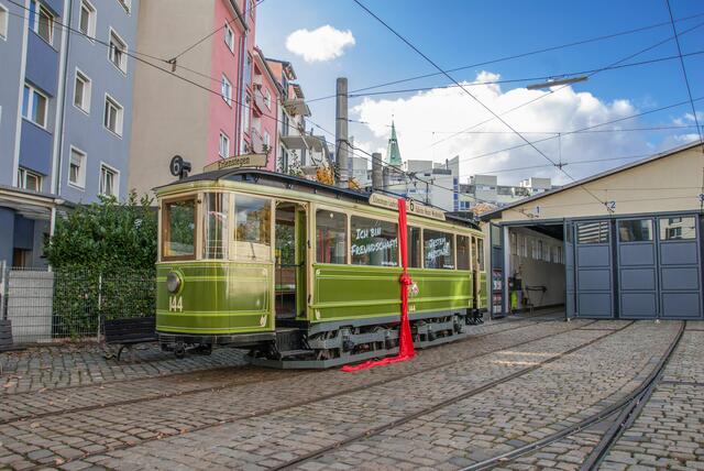 Ein Nürnberger Straßenbahnwagen verbindet wie kein anderer die heutigen Partnerstädte Nürnberg und Krakau in Polen: der Zeppelinwagen 144. Er gilt als Ausgangspunkt der über 40-jährigen Partnerschaft der beiden Städte und soll jetzt zum Symbol der langjährigen Freundschaft werden.  | Foto: Andreas Neuer 