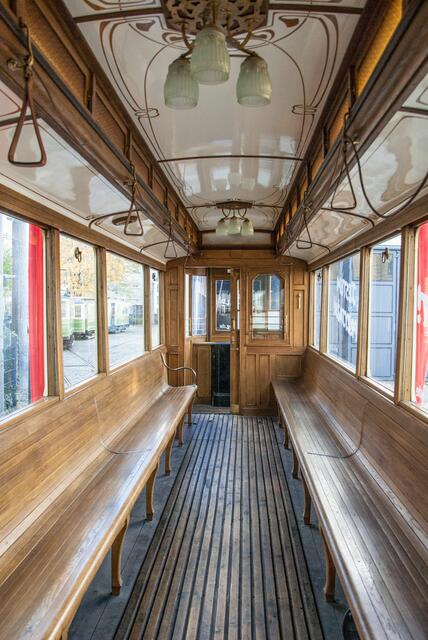Ein Nürnberger Straßenbahnwagen verbindet wie kein anderer die heutigen Partnerstädte Nürnberg und Krakau in Polen: der Zeppelinwagen 144. Er gilt als Ausgangspunkt der über 40-jährigen Partnerschaft der beiden Städte und soll jetzt zum Symbol der langjährigen Freundschaft werden.  | Foto: Andreas Neuer 