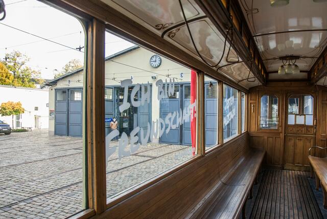 Ein Nürnberger Straßenbahnwagen verbindet wie kein anderer die heutigen Partnerstädte Nürnberg und Krakau in Polen: der Zeppelinwagen 144. Er gilt als Ausgangspunkt der über 40-jährigen Partnerschaft der beiden Städte und soll jetzt zum Symbol der langjährigen Freundschaft werden.  | Foto: Andreas Neuer 