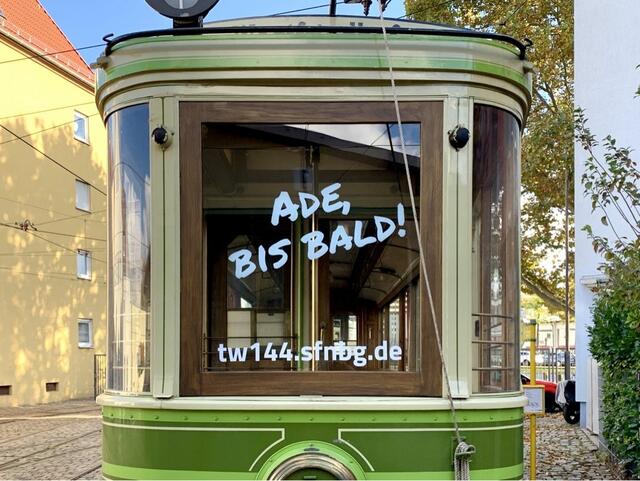 Ein Nürnberger Straßenbahnwagen verbindet wie kein anderer die heutigen Partnerstädte Nürnberg und Krakau in Polen: der Zeppelinwagen 144. Er gilt als Ausgangspunkt der über 40-jährigen Partnerschaft der beiden Städte und soll jetzt zum Symbol der langjährigen Freundschaft werden.  | Foto: Andreas Neuer 