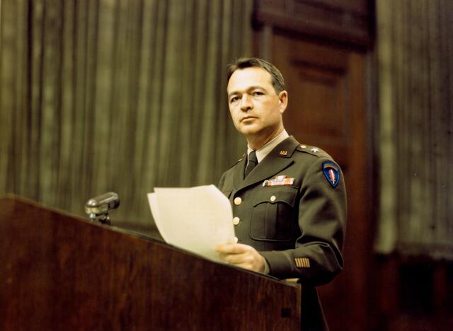 Telford Taylor war zunächst Assistent des Amerikanischen Hauptanklägers Robert H. Jackson. Ab Oktober 1946 klagte er selbst als Hauptankläger vor dem amerikanischen Militärgerichtshof in Nürnberg zahlreiche weitere NS-Kriegsverbrecher in den 12 Nachfolgeprozessen an. | Foto: Stadtarchiv Nürnberg, Foto: Ray D'Addario (1946). (StadtAN A 65/II Nr. RA-218-D)
