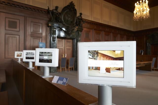 Bisherige museale Ausstattung des Saal 600 durch eine temporäre digitale Lösung. Quelle: Museen der Stadt Nürnberg, Memorium Nürnberger Prozesse.  | Foto: matthaeus photographer