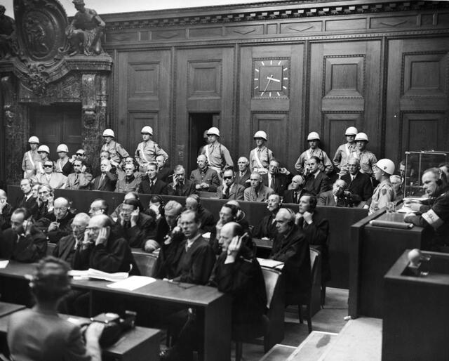 Die Hauptangeklagten im "Nürnberger Hauptkriegsverbrecherprozess". m Hintergrund ist die Aufzugstür zu sehen, durch die die Angeklagten den Saal betraten, 1945/1946.