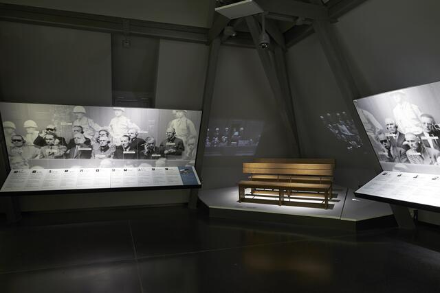 Blick in die Ausstellung mit Darstellung der Angeklagten während des International Military Tribunal. Quelle: Museen der Stadt Nürnberg, Memorium Nürnberger Prozesse.  | Foto: matthaeus photographer