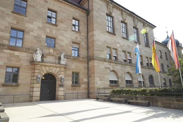 Eingangssituation in das Memorium Nürnberger Prozesse mit Blick auf die Fassade des Ostbaus.Quelle: Museen der Stadt Nürnberg, Memorium Nürnberger Prozesse.  | Foto: matthaeus photographer