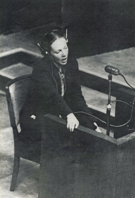 Marie-Claude Vaillant Couturier berichtet im Zeugenstand von den Konzentrationslagern Ravensbrück und Auschwitz, 1946. | Foto: National Archives, College Park, MD, USA