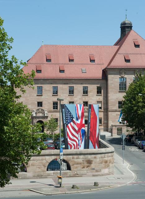 Außenansicht Ostbau des Justizpalastes Nürnberg mit dem Memorium Nürnberger Prozesse. Quelle: Museen der Stadt Nürnberg, Memorium Nürnberger Prozesse.  | Foto: Christine Dierenbach