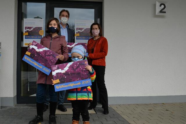 v. l. vorne Johanna (10 Jahre alt) und Bruder Max (3), Stefan Alexander, Präsident des Rotary-Clubs Forchheim und Lisa Hümmer, Vorsitzende des Kinderschutzbundes