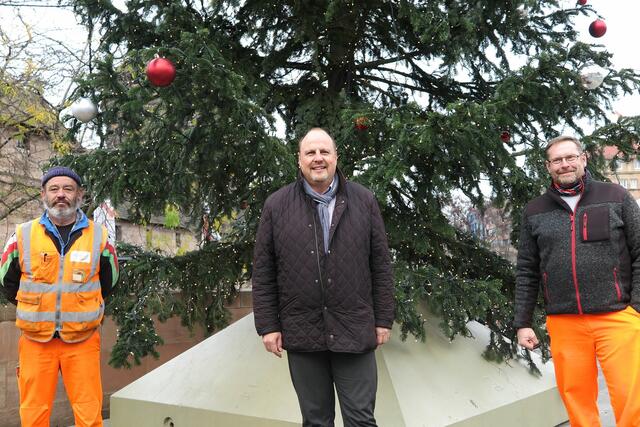 Bürgermeister Christian Vogel mit den beiden Sör-Mitarbeitern, die in diesem Jahr den Weihnachtsbaum geschmückt haben. | Foto: André Winkel / Stadt Nürnberg