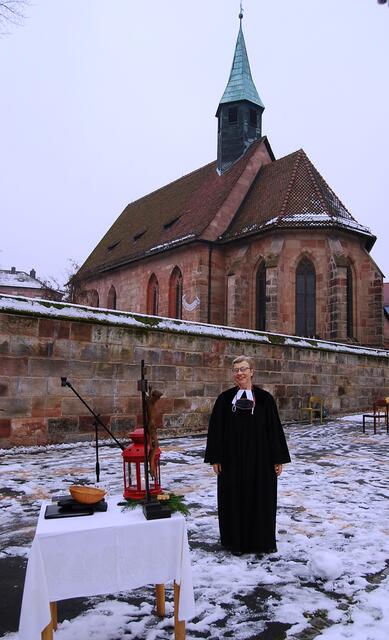 Pfarrerin Silvia Jühne vor ihrer Kirche