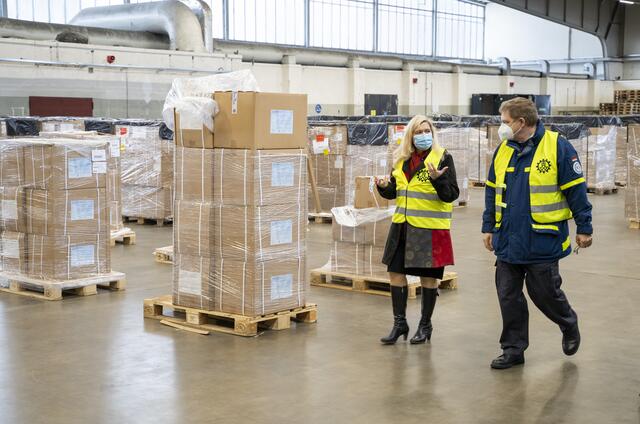 Bayerns Gesundheitsministerin Melanie Huml beim Besuch in einem Lager für Impfausstattung. | Foto: THW