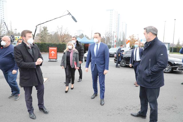 Ministerpräsident Dr. Markus Söder (l.), MdL, Bundesgesundheitsminister Jens Spahn (r.), MdB, und Bayerns Gesundheitsministerin Melanie Huml, MdL, haben sich am 11. Dezember 2020 bei Nürnbergs Oberbürgermeister Marcus König über den Aufbau des Corona-Impfzentrums Nürnberg informiert. | Foto: Udo Dreier