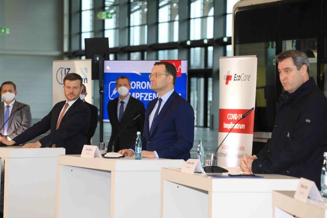 Ministerpräsident Dr. Markus Söder (l.), MdL, Bundesgesundheitsminister Jens Spahn (r.), MdB, und Bayerns Gesundheitsministerin Melanie Huml, MdL, haben sich am 11. Dezember 2020 bei Nürnbergs Oberbürgermeister Marcus König über den Aufbau des Corona-Impfzentrums Nürnberg informiert. | Foto: Udo Dreier