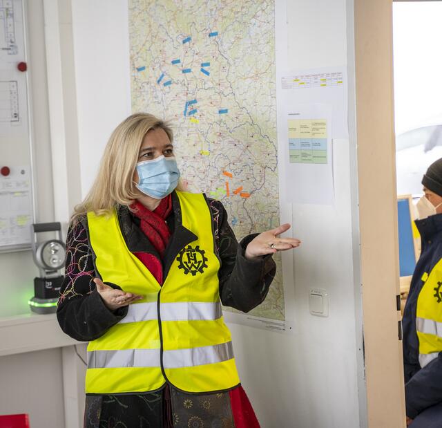 Bayerns Gesundheitsministerin Melanie Huml beim Besuch in einem Lager für Impfausstattung. | Foto: THW