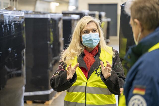 Bayerns Gesundheitsministerin Melanie Huml beim Besuch in einem Lager für Impfausstattung. | Foto: THW