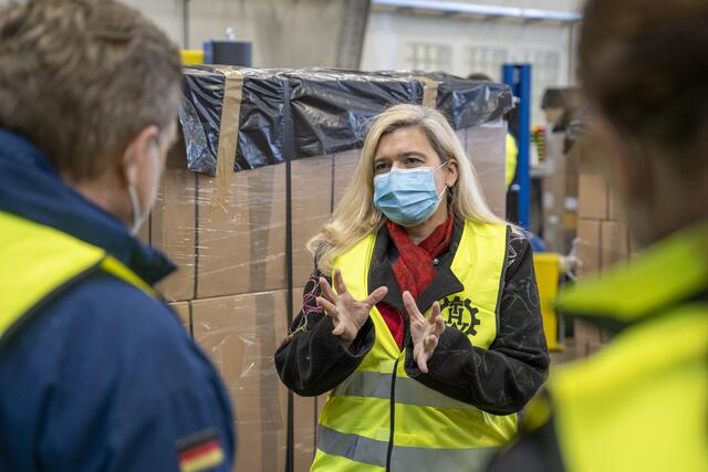 Bayerns Gesundheitsministerin Melanie Huml beim Besuch in einem Lager für Impfausstattung. | Foto: THW