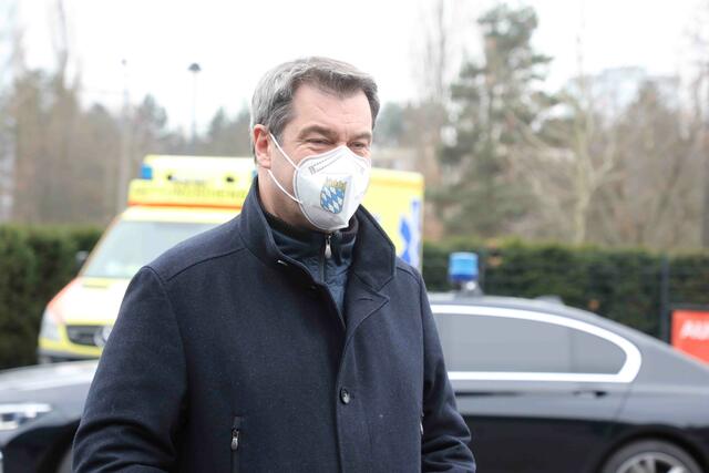 Ministerpräsident Dr. Markus Söder (l.), MdL, Bundesgesundheitsminister Jens Spahn (r.), MdB, und Bayerns Gesundheitsministerin Melanie Huml, MdL, haben sich am 11. Dezember 2020 bei Nürnbergs Oberbürgermeister Marcus König über den Aufbau des Corona-Impfzentrums Nürnberg informiert.