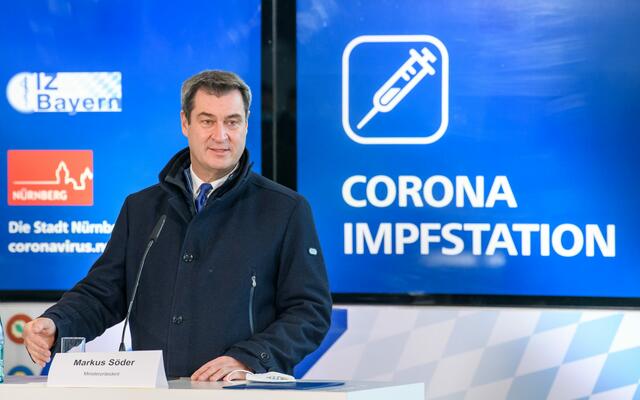Ministerpräsident Dr. Markus Söder, MdL, Bundesgesundheitsminister Jens Spahn, MdB, und Bayerns Gesundheitsministerin Melanie Huml, MdL, haben sich am 11. Dezember 2020 bei Nürnbergs Oberbürgermeister Marcus König über den Aufbau des Corona-Impfzentrums Nürnberg informiert. | Foto: bayern.de