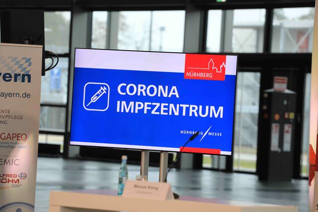 Ministerpräsident Dr. Markus Söder (l.), MdL, Bundesgesundheitsminister Jens Spahn (r.), MdB, und Bayerns Gesundheitsministerin Melanie Huml, MdL, haben sich am 11. Dezember 2020 bei Nürnbergs Oberbürgermeister Marcus König über den Aufbau des Corona-Impfzentrums Nürnberg informiert. | Foto: Udo Dreier