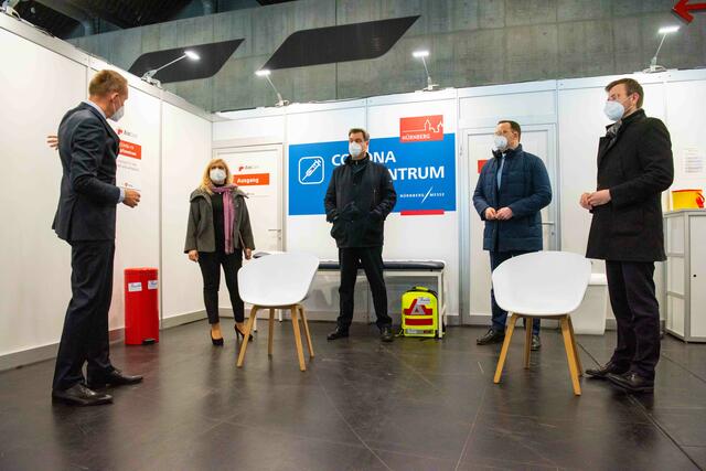 Bei einer Pressekonferenz am Freitag, 11. Dezember 2020, im Impfzentrum der Stadt Nürnberg in der Messehalle 3C der NürnbergMesse erläutert der Chief Medical Officer des Impfzentrum-Betreibers Ecolog, Dr. Thomas Liedke, die Funktionsweise des Impfzentrums. Die bayerische Staatsministerin für Gesundheit und Pflege, Melanie Huml, Bayerns Ministerpräsident Dr. Markus Söder, Bundesgesundheitsminister Jens Spahn und Nürnbergs Oberbürgermeister Marcus König (von links nach rechts) hören zu. Das Impfzentrum Nürnberg ist ab Dienstag, 15. Dezember 2020, einsatzbereit. | Foto: Christine Dierenbach / Stadt Nürnberg