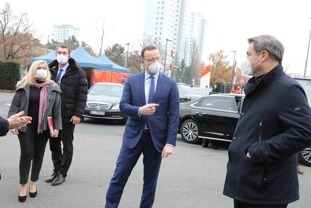 Ministerpräsident Dr. Markus Söder (l.), MdL, Bundesgesundheitsminister Jens Spahn (r.), MdB, und Bayerns Gesundheitsministerin Melanie Huml, MdL, haben sich am 11. Dezember 2020 bei Nürnbergs Oberbürgermeister Marcus König über den Aufbau des Corona-Impfzentrums Nürnberg informiert. | Foto: Udo Dreier