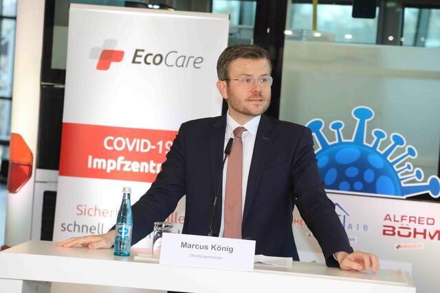 Ministerpräsident Dr. Markus Söder (l.), MdL, Bundesgesundheitsminister Jens Spahn (r.), MdB, und Bayerns Gesundheitsministerin Melanie Huml, MdL, haben sich am 11. Dezember 2020 bei Nürnbergs Oberbürgermeister Marcus König über den Aufbau des Corona-Impfzentrums Nürnberg informiert.