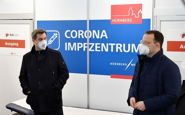 Ministerpräsident Dr. Markus Söder (l.), MdL, Bundesgesundheitsminister Jens Spahn (r.), MdB, und Bayerns Gesundheitsministerin Melanie Huml, MdL, haben sich am 11. Dezember 2020 bei Nürnbergs Oberbürgermeister Marcus König über den Aufbau des Corona-Impfzentrums Nürnberg informiert. | Foto: bayern.de