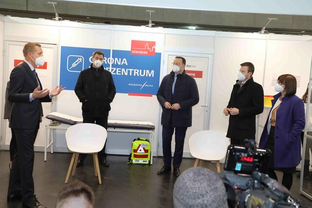 Ministerpräsident Dr. Markus Söder (l.), MdL, Bundesgesundheitsminister Jens Spahn (r.), MdB, und Bayerns Gesundheitsministerin Melanie Huml, MdL, haben sich am 11. Dezember 2020 bei Nürnbergs Oberbürgermeister Marcus König über den Aufbau des Corona-Impfzentrums Nürnberg informiert. | Foto: Udo Dreier