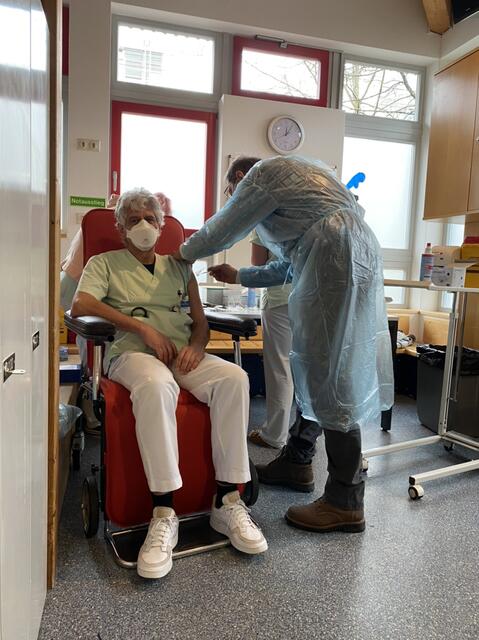 Prof. Dr. Stefan John, Leiter der Interdisziplinären Intensivmedizin, ließ sich als einer der ersten im Klinikum Süd gegen COVID-19 impfen.