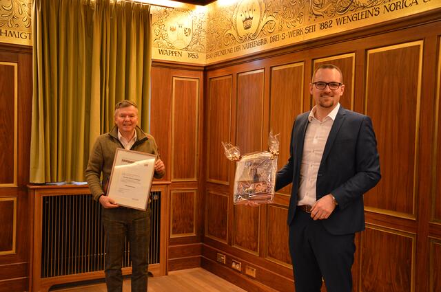 Dr. Thomas Donhauser (l.) erhält von Oberbürgermeister Peter Reiß (r.) die Ehrentitel-Urkunde sowie ein Fotobuch mit Bildern aus der 12-jährigen Amtszeit. | Foto: Stadt Schwabach