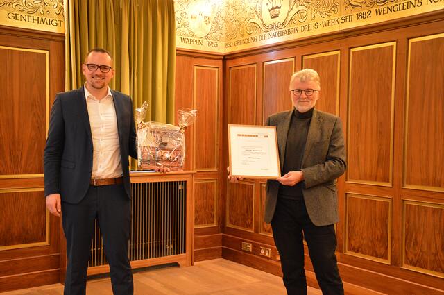 Dr. Roland Oeser (r.) erhält von Oberbürgermeister Peter Reiß (l.) die Ehrentitel-Urkunde sowie ein Fotobuch mit Bildern aus der 12-jährigen Amtszeit. | Foto: Stadt Schwabach