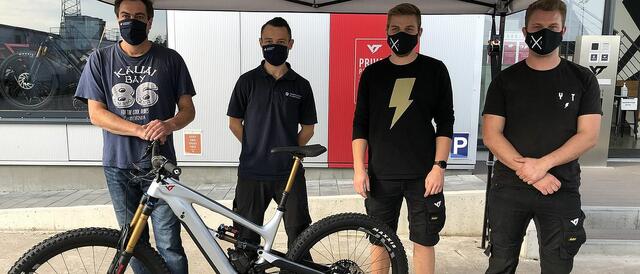 Die Ausbildungsmeister des Bereichs Kfz am BTZ Bamberg, Heiko Butz und Matthias Motschenbacher, freuen sich über das leistungsstarke E-Mountainbike, das YT Industries aus Hausen (hier mit Robert Post und Julian Sinning) für Schulungszwecke gespendet hat.