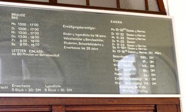 Öffnungszeiten und  Preise auf einer Tafel im Eingangsbereich des Volksbades.  | Foto: Nicole Fuchsbauer