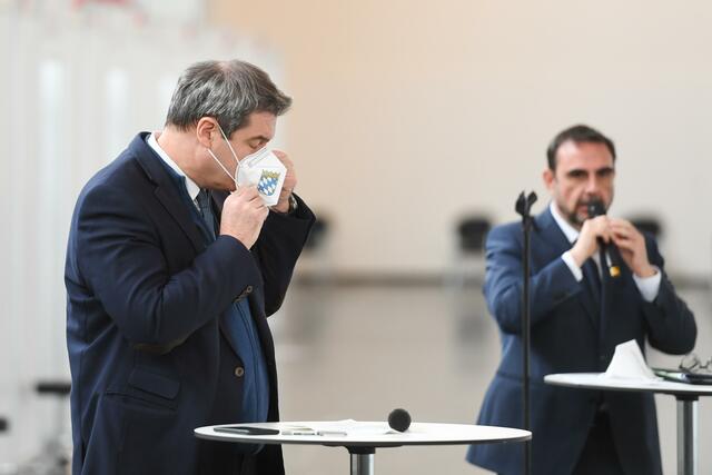 Markus Söder (CSU, l.), bayerischer Ministerpräsident, bei der Besichtigung des neu eingerichteten Impfzentrums in der Messe München. Neben ihm spricht Klaus Holetschek, bisher Gesundheitsstaatssekretär, nun neuer Gesundheitsminister. | Foto: Tobias Hase/dpa