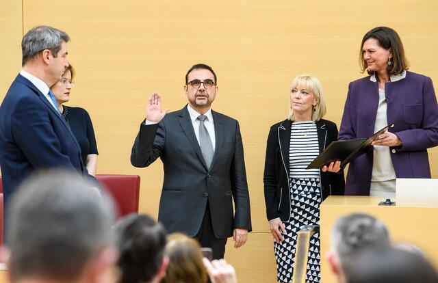 Ministerpräsident Dr. Markus Söder, MdL, hat am 6. Februar 2020 im Plenum des Bayerischen Landtags die neue Staatsministerin für Familie, Arbeit und Soziales, Carolina Trautner, MdL, die neue Staatsministerin für Wohnen, Bau und Verkehr, Kerstin Schreyer, MdL, und den neuen Staatssekretär für Wohnen, Bau und Verkehr, Klaus Holetschek, MdL, vorgestellt. Auf dem Bild: Staatssekretär Klaus Holetschek, MdL (2. von links), und Staatsministerin Carolina Trautner, MdL (2. von rechts), bei ihrer Vereidigung. Klaus Holetschek wird ab 11. Januar 2021 Bayerischer Gesundheitsminister. Er löst Melanie Huml ab, die als Ministerin in die Staatskanzlei wechselt.  | Foto: Bayerische Staatskanzlei