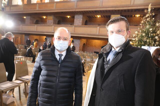 Unter den wenigen Gästen in der Gustav-Adolf-Gedächtniskirche: Nürnbergs Oberbürgermeister Marcus König (CSU, re.) und CSU-Bundestagsabgeordneter Sebastian Brehm. | Foto: Udo Dreier