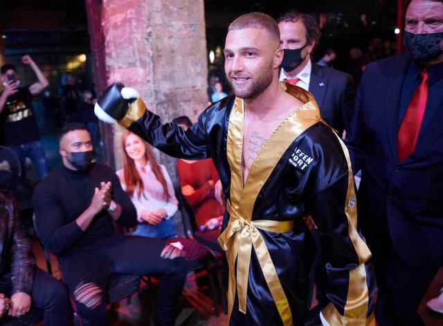 Filip Pavlovic, ehemaliger Kandidat der RTL-Show "Die Bachelorette", in der TV-Show "Das große Sat.1 Promiboxen".  | Foto: Henning Kaiser/dpa