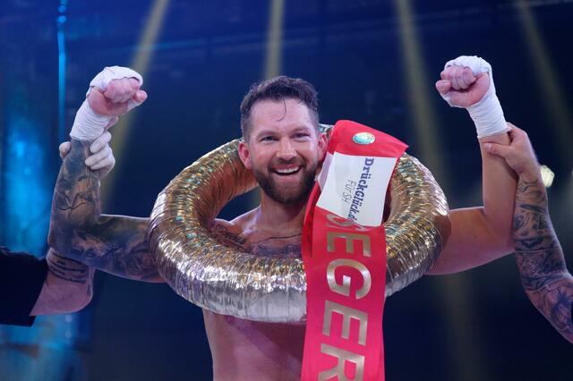 Oliver Sanne, Model und ehemaliger RTL-"Bachelor", bei der TV-Show "Das große Sat.1 Promiboxen".  | Foto: Henning Kaiser/dpa