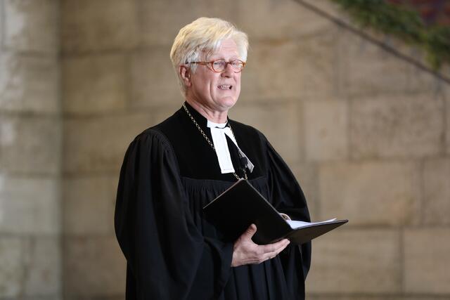 Der evangelische Landesbischof Heinrich Bedford-Strohm verabschiedet seinen Regionalbischof. | Foto: Udo Dreier